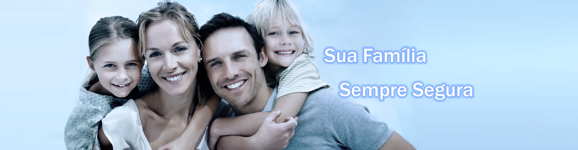 Família sorrindo abraçada — Sua família sempre segura